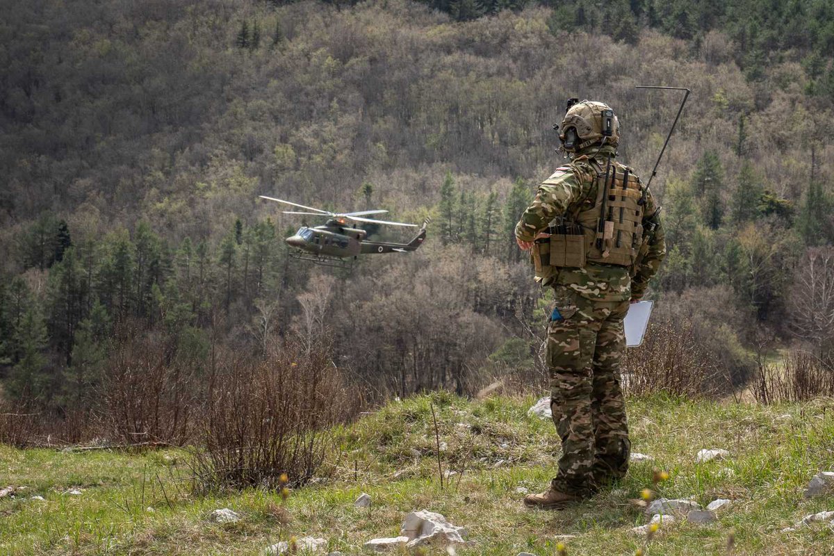 V ponedeljek, 13., in v četrtek, 16. maja, bo na Osrednjem vadišču SV Postojna potekalo usposabljanje kontrolorjev združenih ognjev, ki ga bodo v sklopu lastnega usposabljanja podpirale posadke letal in helikopterjev @slovenskavojska. Več o usposabljanju: slovenskavojska.si/medijsko-sredi…