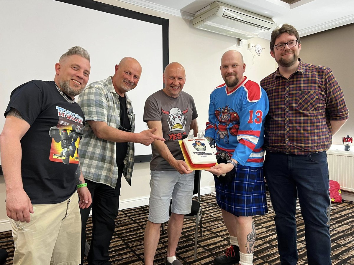 Thanks to everyone - organisers and fans alike - who made @tfuk_con such a blast. What a great way to celebrate the #Transformers 40th anniversary/birthday! (photo borrowed from whoever took it!)