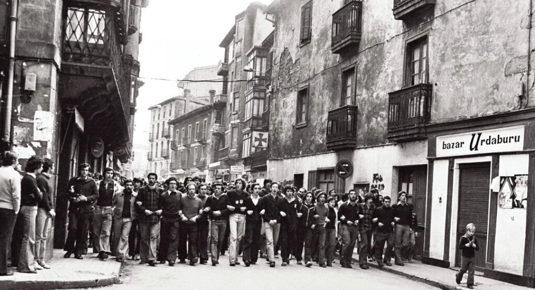 Gaur duela 47 urte Espainiako Poliziak Jose Luis Cano errenteriarra hil zuen tiroz
Iruñeko taberna batean, amnistiaren aldeko mobilizazio baten ostean.

Inor ez zuten epaitu; ez errudunik, ez erantzukizunik... Inpunitatean dago aldea.

MEMORIA OSOA / 1977-2024