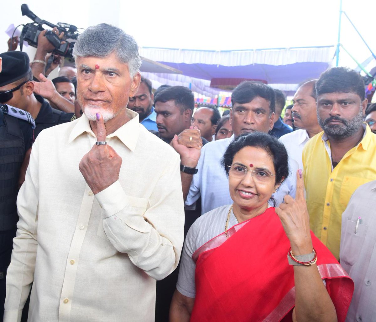 రాష్ట్రంలో అన్ని వర్గాల ప్రజలు వేల సంఖ్యలో పోలింగ్ కేంద్రాలకు వచ్చి ఉత్సాహంగా ఓటు వేయడం శుభపరిణామం. సాయంత్రం 6 గంటల లోపు పోలింగ్ కేంద్రం వద్ద క్యూ లైన్ లో ఉండే ప్రతి ఒక్కరికీ ఓటు వేసే అవకాశం ఉంటుంది. ప్రతి ఒక్కరూ ఈ అవకాశాన్ని ఉపయోగించుకుని ఓటు వేయండి. ప్రజాస్వామ్యం కోసం, మన…