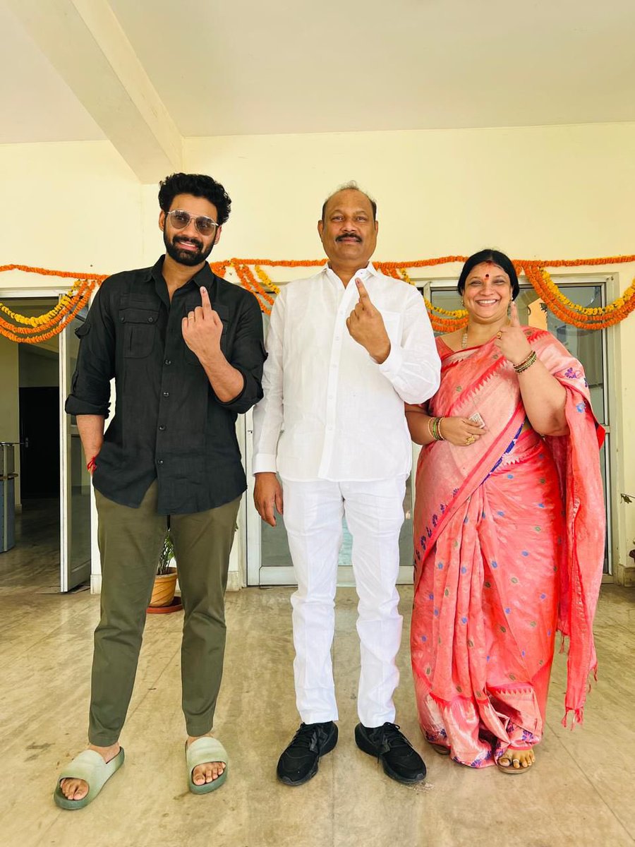 Hero @BSaiSreenivas accompanied by his parents, cast their vote in Jubilee Hills, Hyderabad!🗳️ #LokSabhaElections2024  #BellamkondaSuresh #TeluguFilmNagar