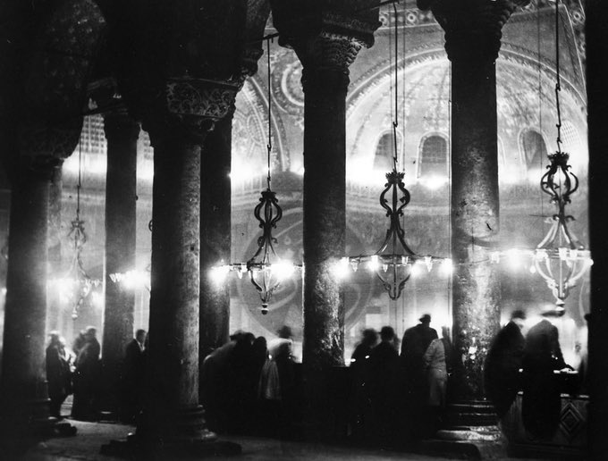 Hayırlı haftalar İşinizi ısıtacak bir fotoğraf bırakıyoruz 📷 Nuri Arlasez arşivinden tarihi bir fotoğraf. 🕌 #Ayasofya'nın üst katında Müslümanlar görülüyor. Fotoğrafın çekim tarihi ise 1930 - 1940 arası...