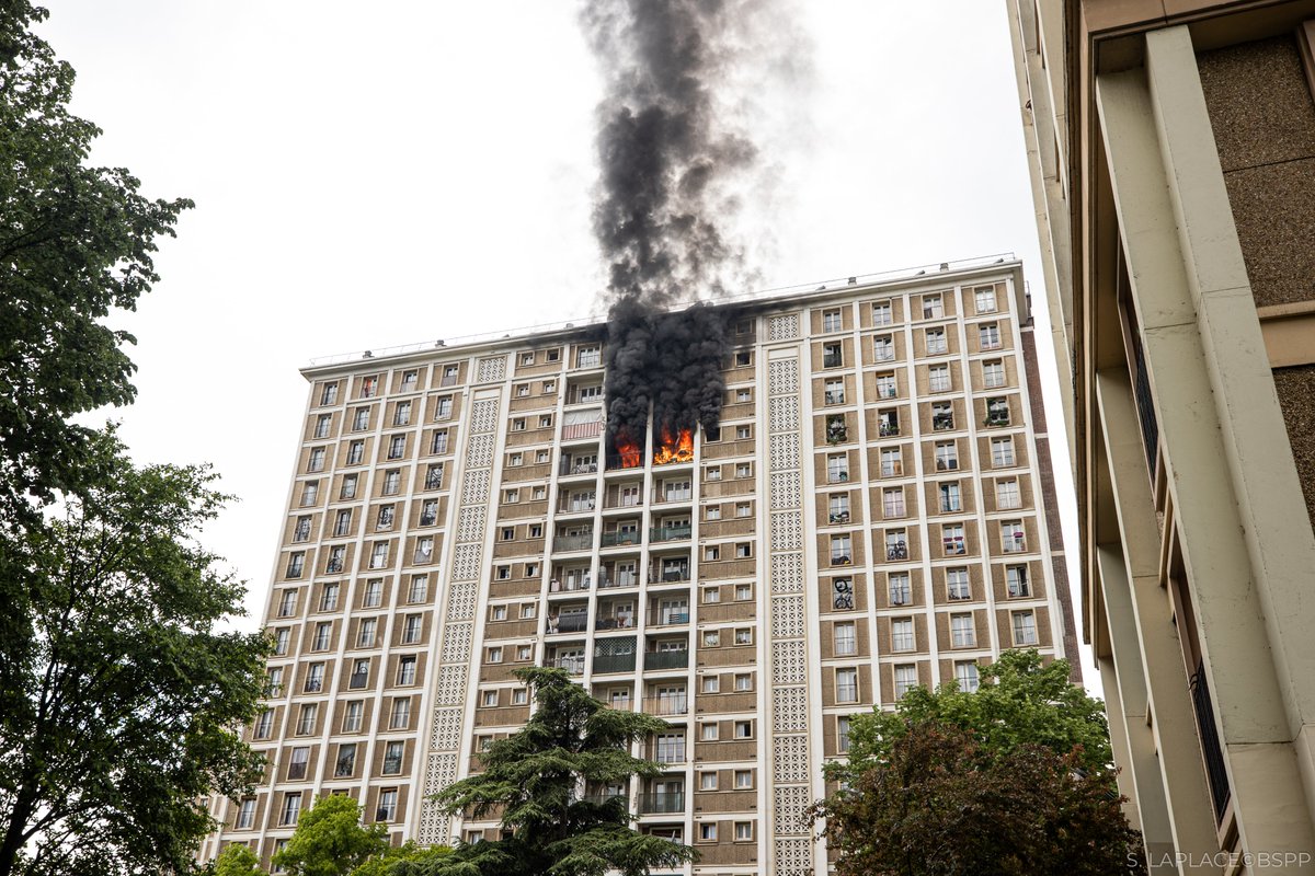 🚨 #Intervention | Hier, vers 17h40, les sapeurs-pompiers de Paris ont été mobilisés pour un violent incendie au 12e étage d'un immeuble à Malakoff (92).

🔴 5 blessés légers ont été pris en charge par les secours.

📸 Découvrez en images l'intervention