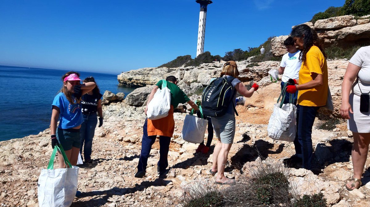Dissabte, a la jornada del #CleanupEU de #Torredembarra, als voltants del passeig del Roquer, vam recollir 22 quilos de brossa. Gràcies a totes les participants! @arestacoop @ecologistes @gepecedc @Escola_Agulla @LetsCleanUpEU @AjTorredembarra