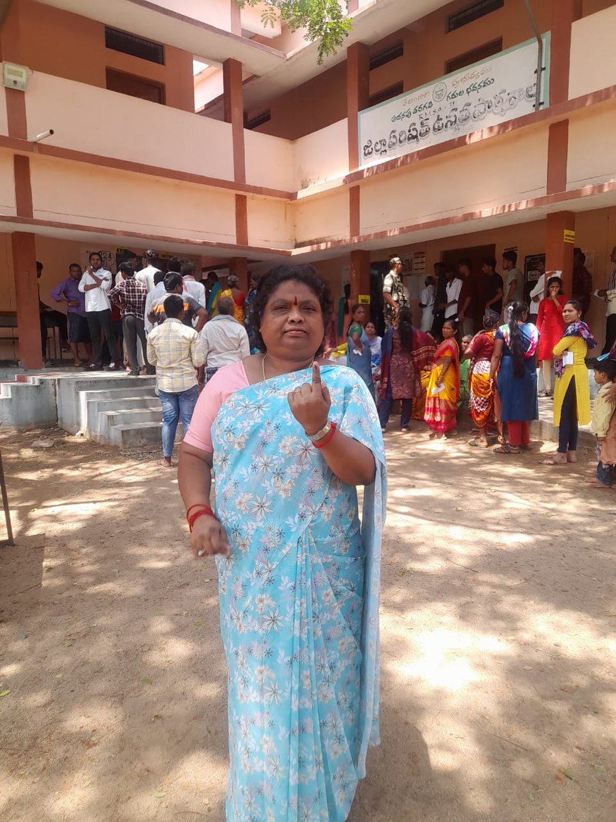 తన స్వగ్రామం అయిన ఇల్లందకుంటలో ఓటు హక్కును వినియోగించుకున్న గౌరవ జిల్లా ప్రజా పరిషత్ చైర్ పర్సన్ శ్రీమతి శ్రీ కనుమల్ల విజయ గణపతి గారు