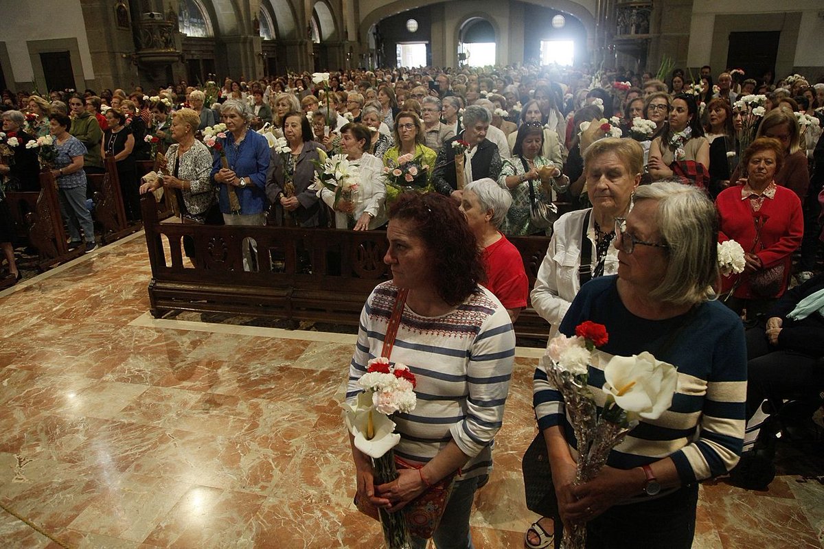 📸 Galería | ¿Estuviste en la ofrenda floral de las madres en la Iglesia de Fátima? ¡Búscate en nuestra galería de este acto de la Novena! 👇 leer.laregion.es/atiee3