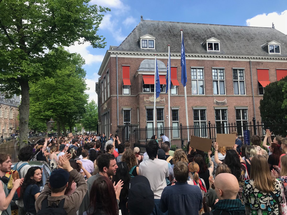 National walk-out at Dutch Universities today against #PoliceViolence against students and staff & in solidarity with #Gaza. This is @UniLeiden.