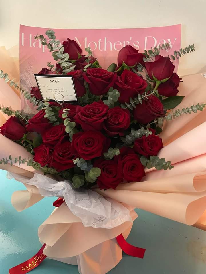 [LOOK] Derek Dee Father of Michelle Dee recieves a flower from our Queen. This thoughtful act underscores the importance of celebrating all parental figures who contribute in her life with love and support. ❤️🥹 #MichelleDee #MothersDay #PorDeeUpdates