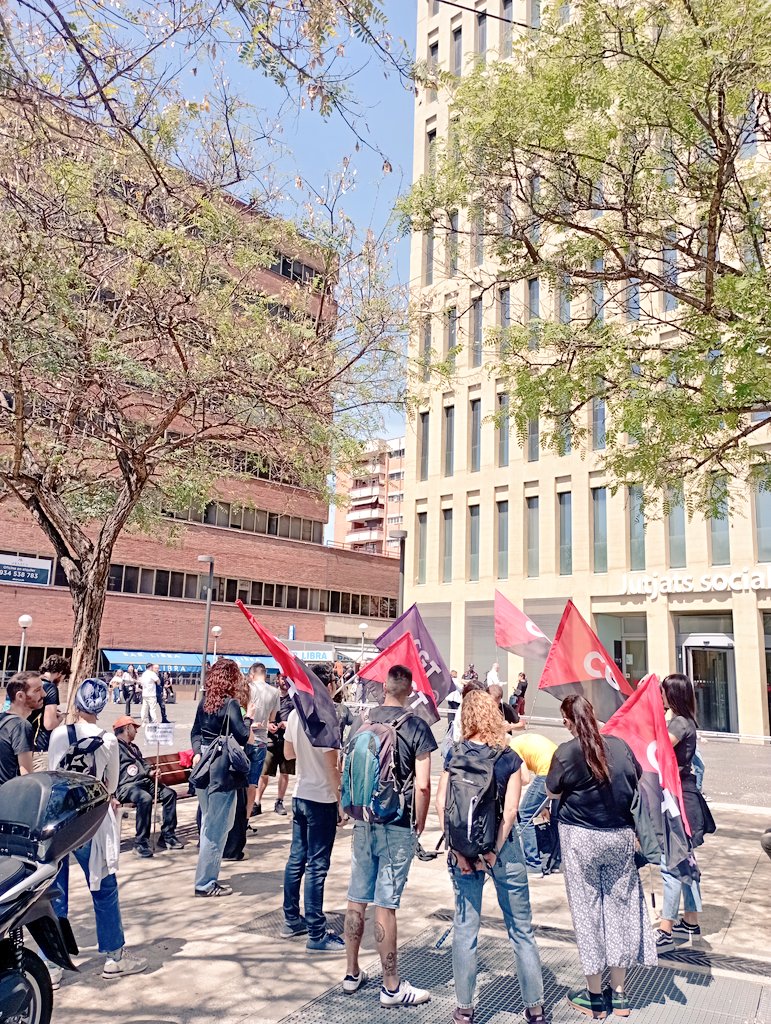 Concentració de suport a la secció de Socio Habitatge. Contra la persecució al sindicalisme de CGT, solidaritat i suporr mutu!❤️🖤