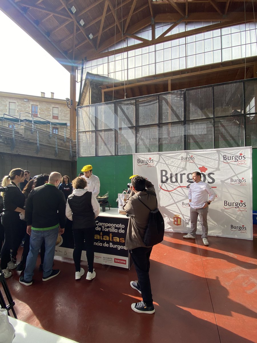 Arranca la gran final del II Campeonato de Tortilla de Patatas Provincia de Burgos 🙌🏻 Empezamos con la masterclass de Carlos Olabuenaga, del restaurante Tizona