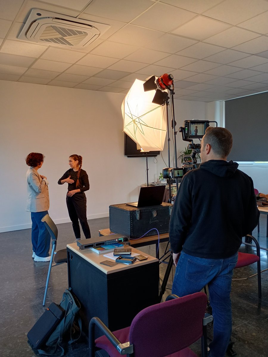 La sala de reuniones del CDAEM se ha convertido durante unos días en un set de rodaje para la grabación de La dama boba en lengua de signos. Es un proyecto de @TEATROCLASICO y Ángela Ibáñez con quienes colaboramos ofreciendo nuestro espacio y nuestra Unidad de Audiovisuales.