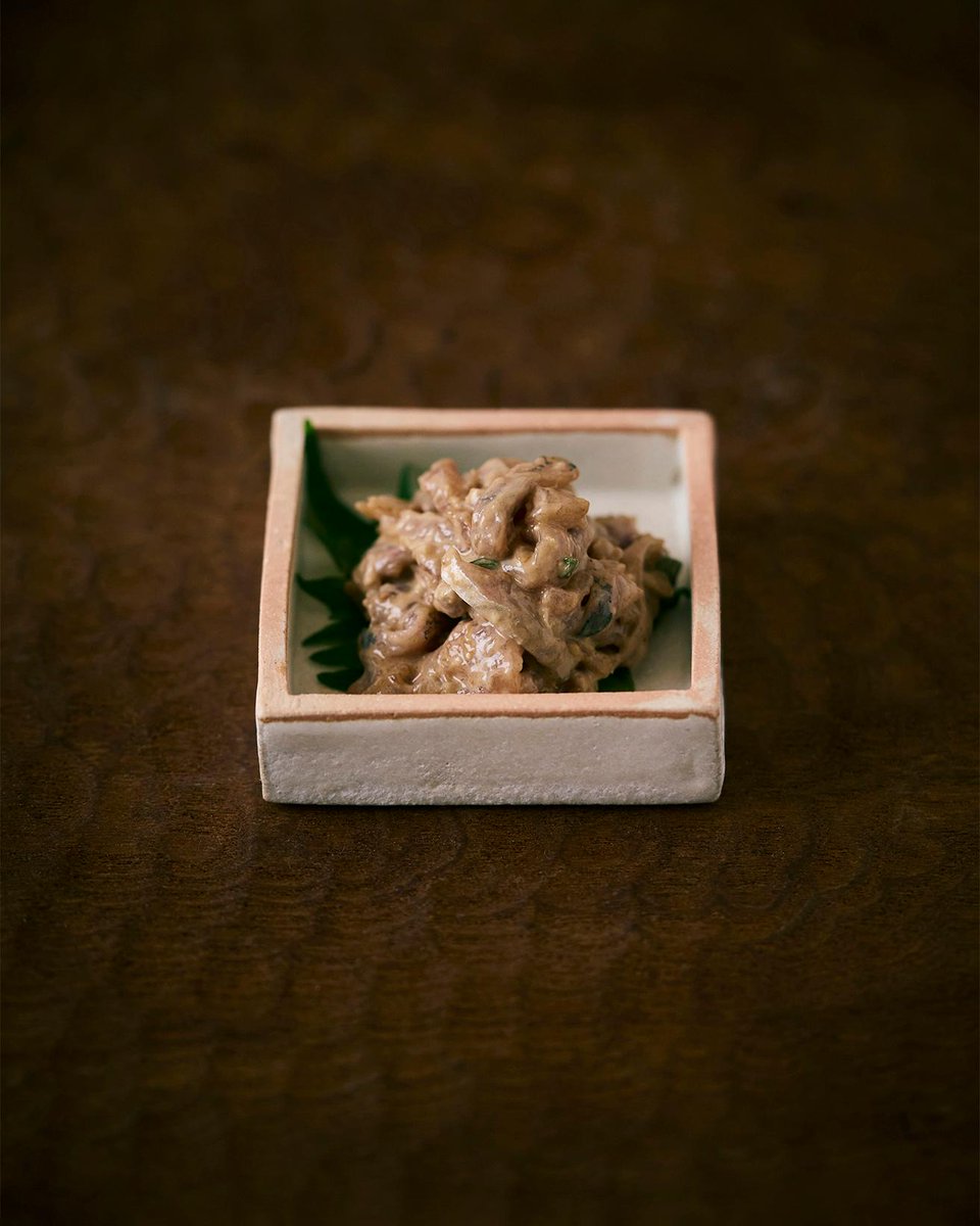福岡の郷土料理「ごまさば」は、新鮮な真さばの刺身にたっぷりのごまとネギをかけて食べるもの。お米大好きユニットごはん同盟さんが汎用性のあるアジでアレンジしたレシピを紹介します。 ⇒casabrutus.com/categories/foo…