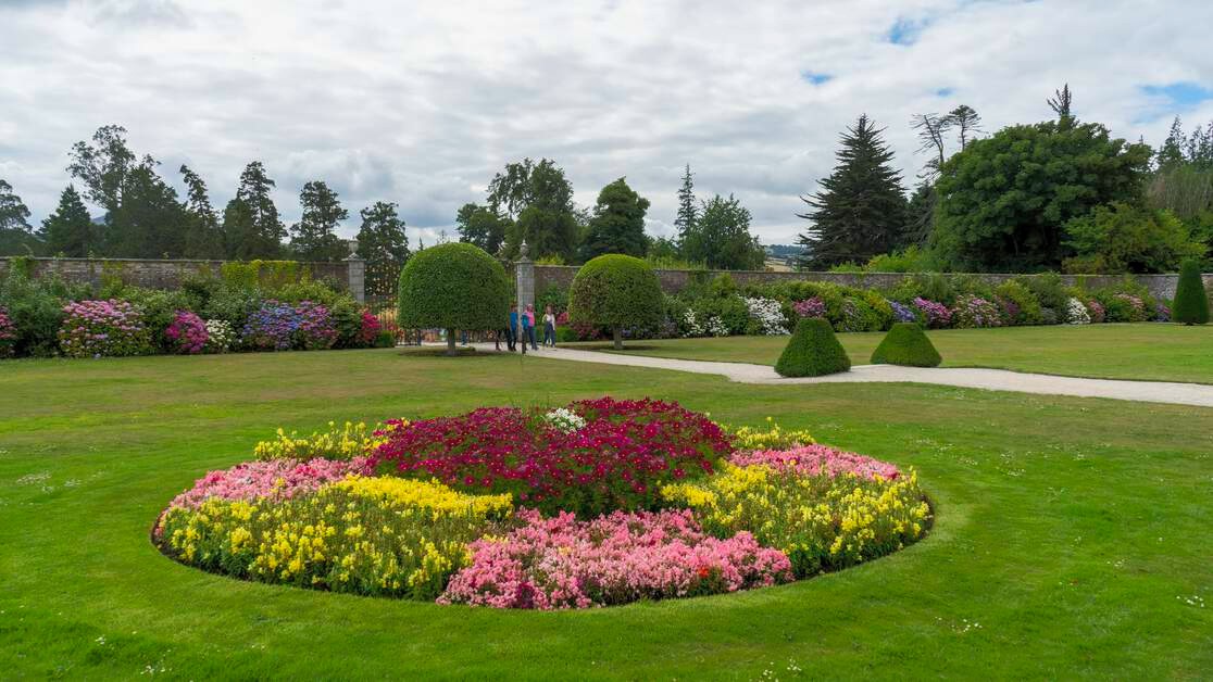 The beautiful gardens at Powerscourt Estate 🌻 📍Powerscourt Estate and Gardens, County Wicklow 📸Sonder Visuals #FillYourHeartWithIreland