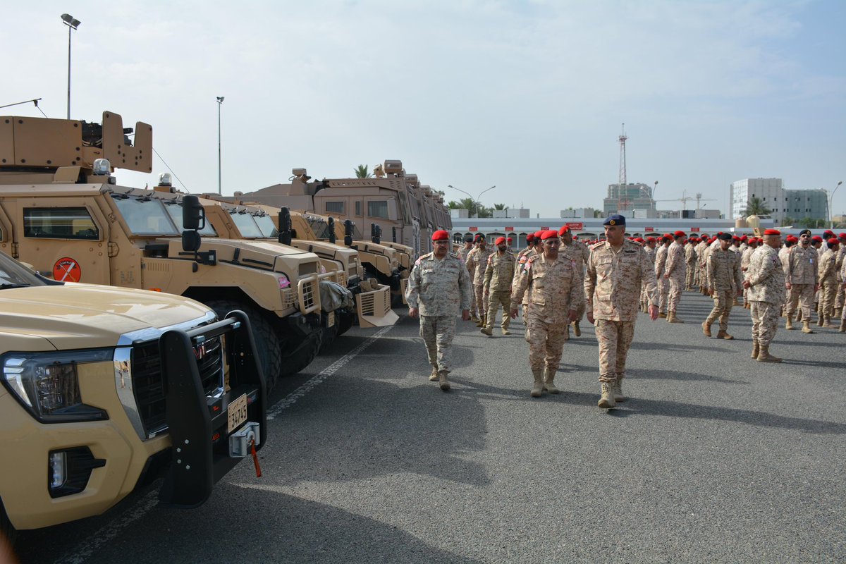KuwaitArmyGHQ's tweet photo. #رئيس_الأركان يقوم بزيارة تفقدية إلى #قيادة_الشرطة_العسكرية

قام سعادة رئيس الأركان العامة للجيش الفريق الركن طيار بندر سالم المزين صباح اليوم بزيارة تفقدية إلى قيادة الشرطة العسكرية، وكان في استقباله لدى وصوله آمر قيادة الشرطة العسكرية العميد الركن عادل عبدالله يوسف وعدد من ضباط القيادة. 

واستمع سعادته في مستهل زيارته إلى إيجاز مفصل تم من خلاله بيان طبيعة المهام والواجبات المنوطة بالشرطة العسكرية. وشهد خلال الزيارة عرضاً خاصاً لقوات الشرطة العسكرية، تضمن كيفية التعامل في عمليات مكافحة الشغب، كما جرى تقديم عرض لبعض المهارات والفنون القتالية في أسلوب التعامل لحفظ أمن الشخصيات خلال تنقلها.

وأكد سعادة رئيس الأركان أن منتسبي الشرطة العسكرية هم القدوة في الإنضباط والإلتزام، ووجودهم أساس نجاح الواجبات والمهام لعموم وحدات الجيش.

وفي ختام الزيارة أشاد سعادة رئيس الأركان العامة للجيش الفريق الركن طيار بندر سالم المزين بما يقدمه منتسبي الشرطة العسكرية من جهود و ما يقومون به من مهام وواجبات مناطة بهم، ودعا إلى المحافظة على درجة جاهزيتهم والوصول بها إلى المستويات التي نتطلع إليها جميعاً، متمنياً لهم دوام التوفيق والسداد، والعمل لما فيه خير وطننا المعطاء، في ظل القيادة الحكيمة لسمو أمير البلاد  القائد الأعلى للقوات المسلحة، حفظه الله ورعاه وسدد على طريق الخير خطاه.

#الجيش_الكويتي