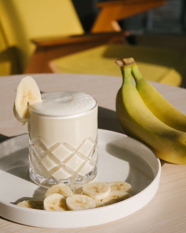 Cheers to World Cocktail Day! 🍸🌍 Celebrate with a delightful twist on tradition featuring Greenall's London Dry Gin. 🇬🇧 Try our Banana Gin Fizz 🍌 Recipe on our Instagram! #GreenallsGin #WorldCocktailDay #LondonDryGin