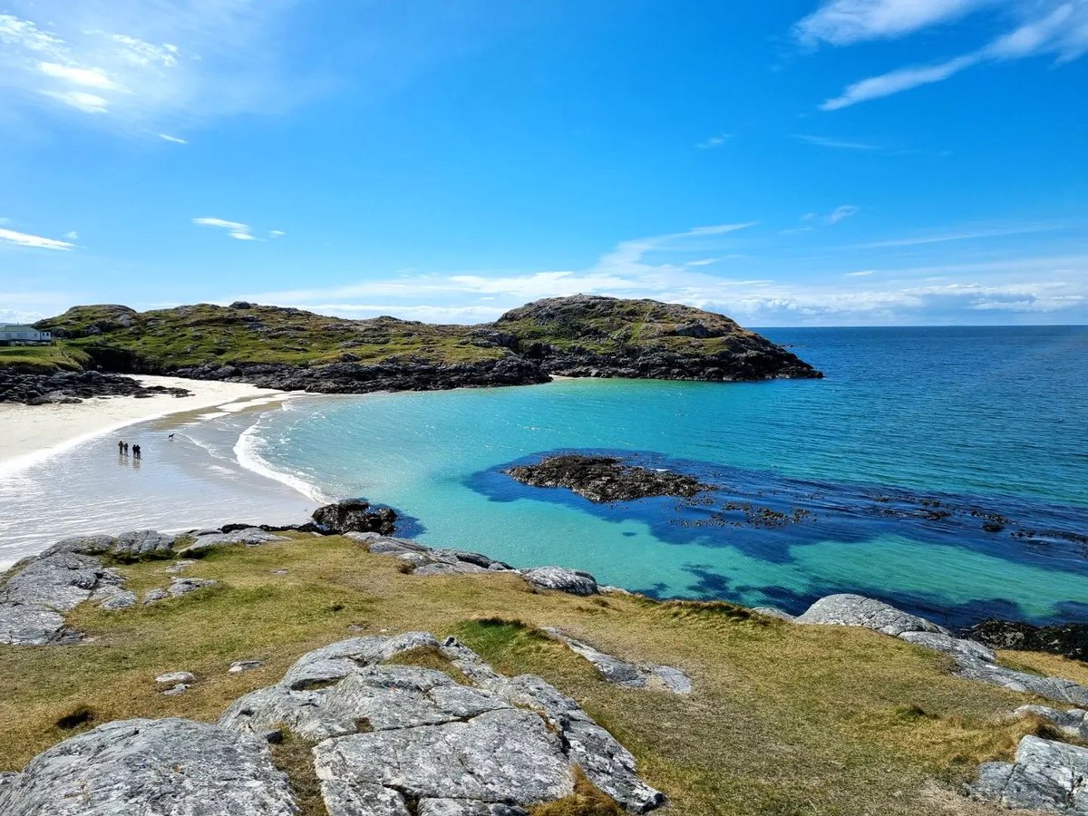 Can't believe this is in Scotland! 😍 #NC500 #NorthCoast500 #Scotland #LeaveNoTrace 📍Achmelvich Beach 📸instagram.com/p/C6wfKAhrgfW/…