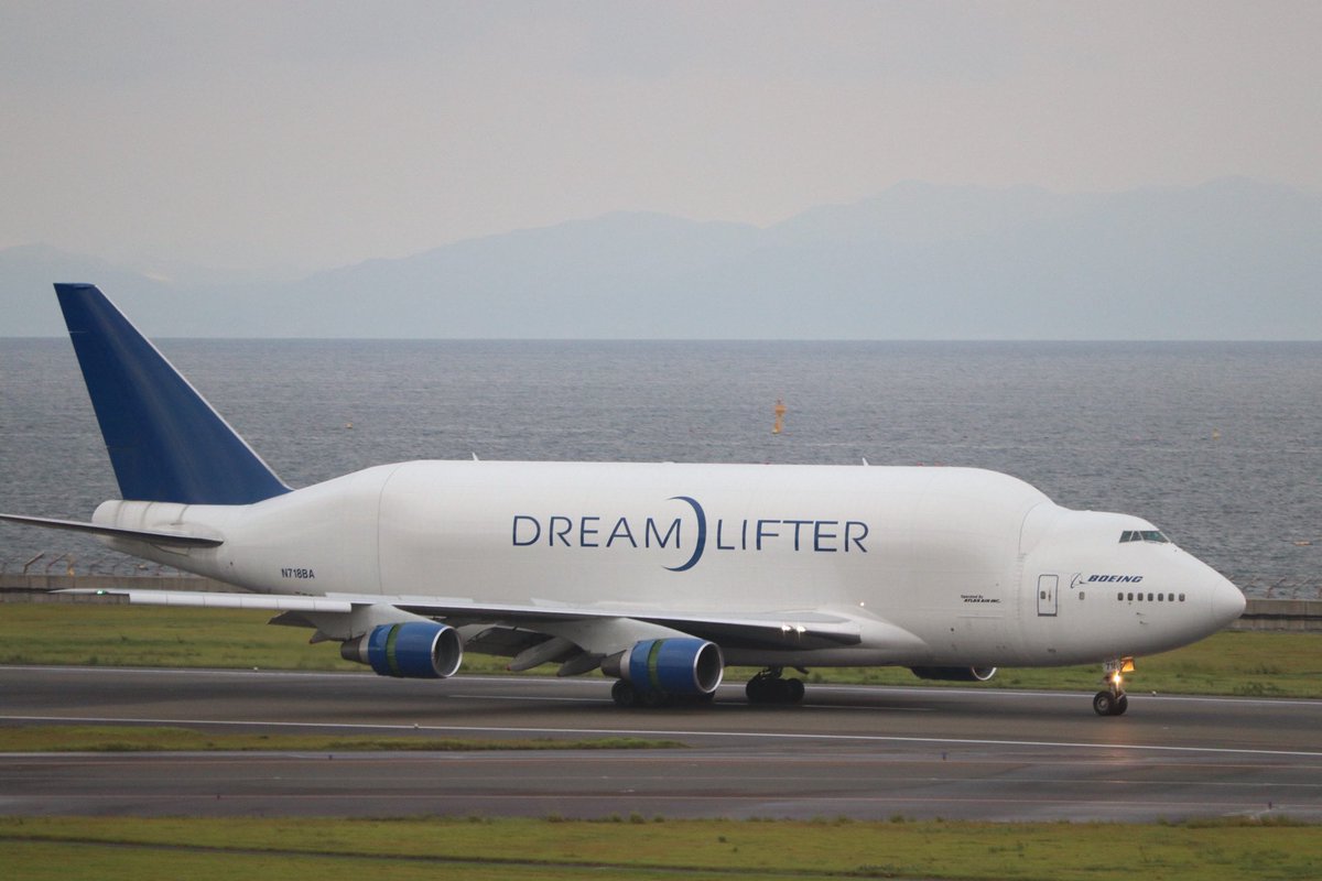 #あおの今日のひこーき No.15
Dreamlifter (NGO/RJGG)
Boeing 747-400LCF
1号機747BC 
2号機 780BA 
3号機 249BA
4号機 718BA 

これこそセントレアの名物！✈️