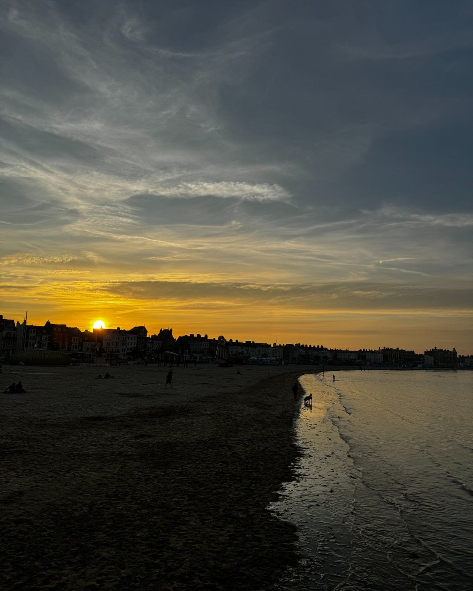 Beautiful sunset over Weymouth beach at the weekend ☀️ 😍 🌇 

#visitweymouth #weymouthdorset #weymouthbeach #sunset #weymouth #beachphotography #dorset #weymouth