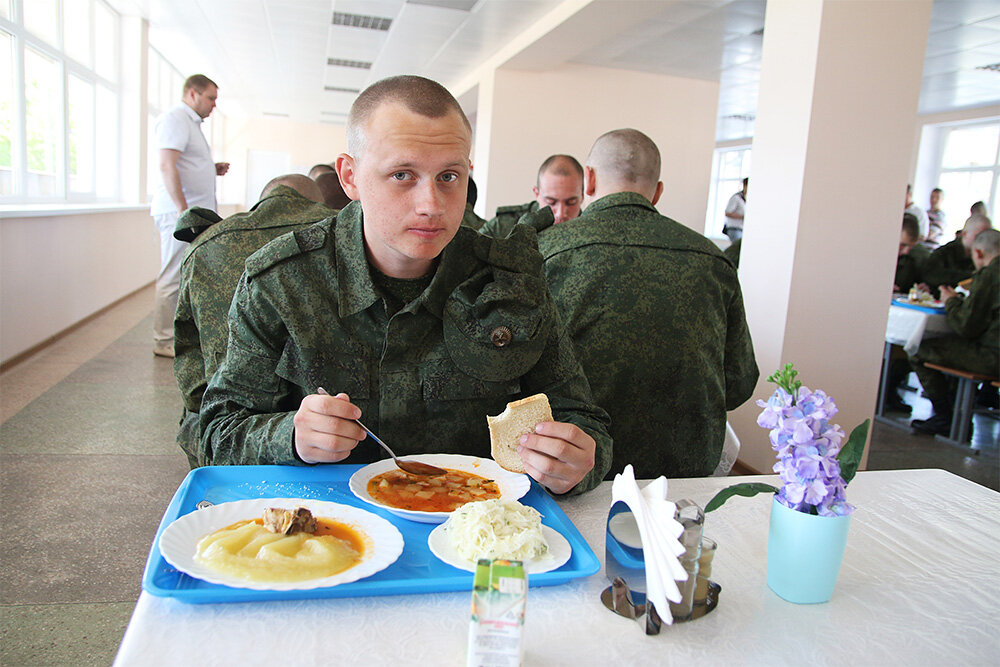 40 курсантов отравились в Воронежском институте МВД — семерых госпитализировали, ещё 33 на амбулаторном лечении, — Mash. Хитрые, лишь бы на войну не идти. А впрочем, приятного аппетита, парни!