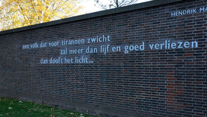 Sterfdag van H.M. (Henk) van Randwijk (1909-1966), die zich tijdens de oorlog ontpopte tot verzetsman en hoofdredacteur van 'Vrij Nederland'. Schrijver van de prachtige regels: 'Een volk dat voor tirannen zwicht, zal meer dan lijf en goed verliezen, dan dooft het licht...'