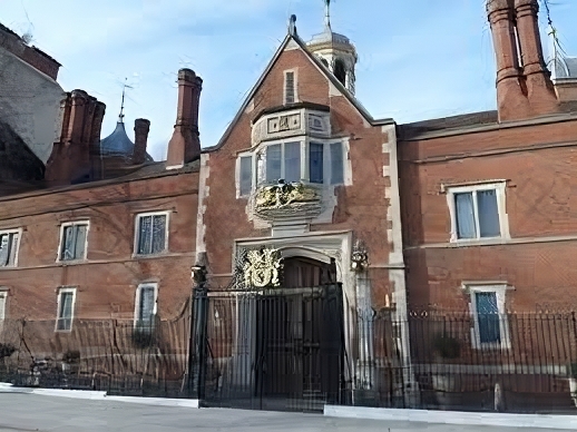 KRIIICentre's tweet photo. Crosby Hall, built in 1466 as Crosby Place, located in Bishopsgate, City of London. It housed Richard III upon bringing Edward V to London in 1483. Moved to Cheyne Walk, Chelsea, in 1910, it was renamed Crosby Moran Hall in 2021. https://t.co/tvrl3lt3E1
