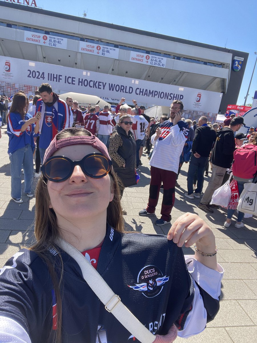 Hello #IIHFWorldChampionship2024 👋 Cette semaine, nos couleurs sont représentées sur la glace avec @Hockey_FRA 🇫🇷 ... Mais aussi en tribune avec notre bénévole 𝐌𝐚𝐧𝐨𝐧 ! 🦉🫶🏻