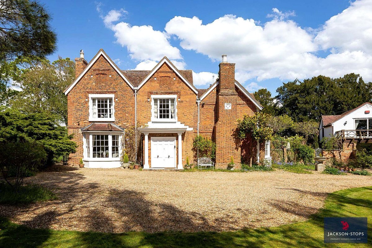 In the heart of the village of #StokeHammond, The Old Rectory is an elegant, historical #property dating from the #16thcentury with later additions in the 18th century. New to market with #JacksonStops Woburn with a guide price of £1,950,000. jackson-stops.co.uk/properties/190…