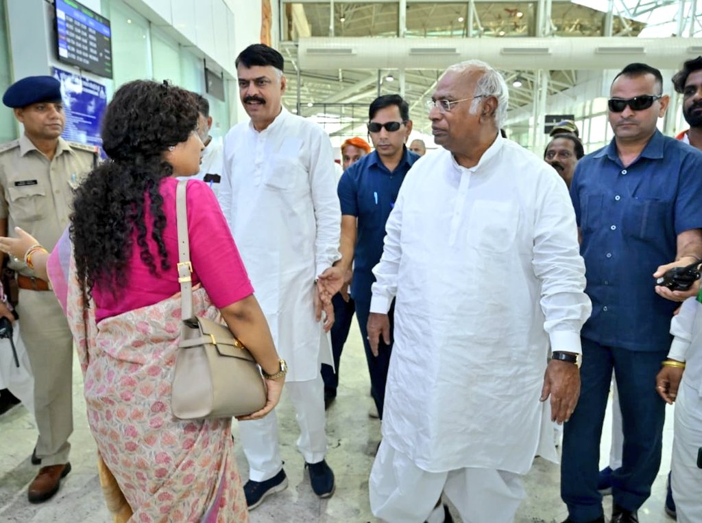 आज रांची एयरपोर्ट में कांग्रेस अध्यक्ष आदरणीय श्री @kharge जी से मुलाकात हुई। INDIA जीतेगा! ~ कल्पना मुर्मू सोरेन