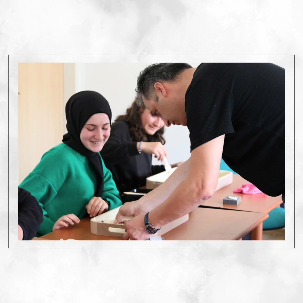Vanyyugsf's tweet photo. Van YYÜ Güzel Sanatlar Fakültesi'nin Van Valiliği ile iş birliği içinde yürüttüğü "Van Yüzüncü Yıl Üniversitesi Cumhuriyetin 100. Yılında Çocuklarımızın Yüzünü Güldürüyor" projelerinden olan "Gelenekselden Moderne Ahşap Üzerine Uygulamalar" projesinin üçüncü etkinliği yapıldı. https://t.co/ruFUejNWmB