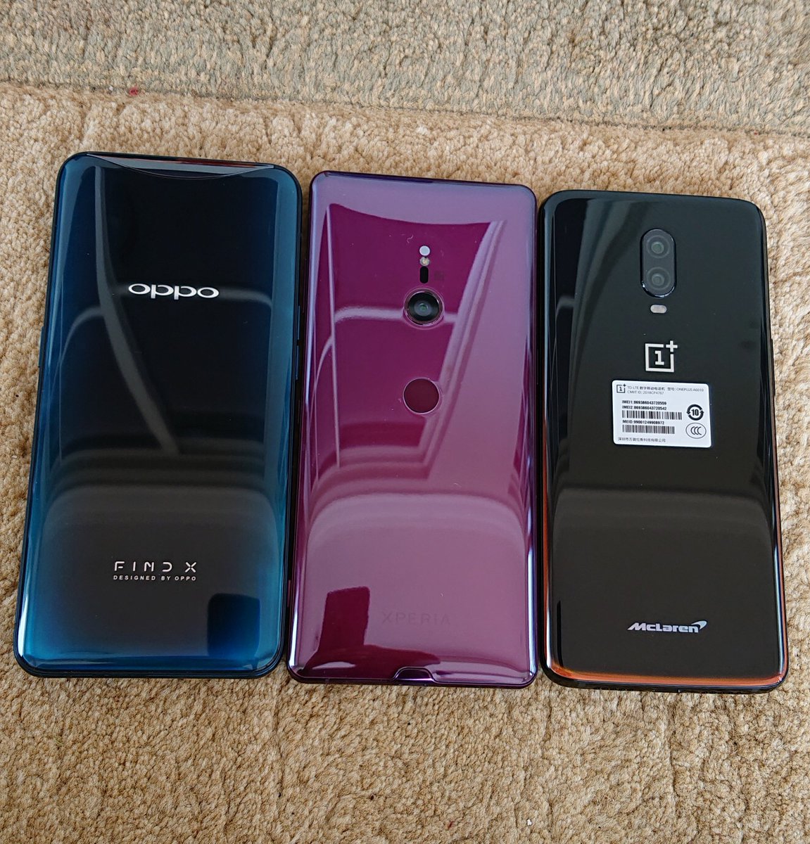 Found this photo on my phone, taken around 5 years ago. Phone colours were so interesting back then, damn. 🔥 Glacier Blue OPPO Find X • Bordeaux Red Xperia XZ3 • OnePlus 6T McLaren Edition