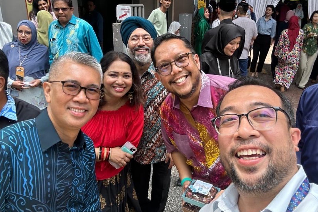 Colleagues across the U.S. embassy were fortunate and thankful to participate in several Hari Raya open houses hosted by partners in government, civil society, academia, and media. Thank you for inviting us to join the celebrations and festivities and hosting us for sumptuous