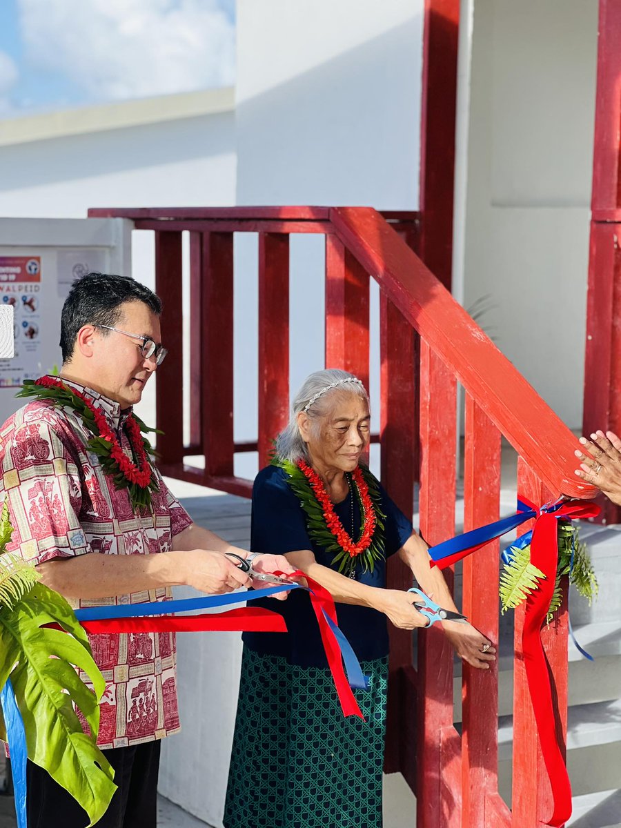 IOMNorthPacific's tweet photo. 💧Thanks to @JapanGov support, we are enhancing #WASH facilities in🇲🇭! We recently delivered a 1500gal water catchment &amp; handwashing station to #MajuroAtoll Local Gov't. This is just 1 of 2⃣4⃣ being installed to boost water accessibility &amp; resilience during droughts &amp; pandemics. https://t.co/q1GDpV8qeh