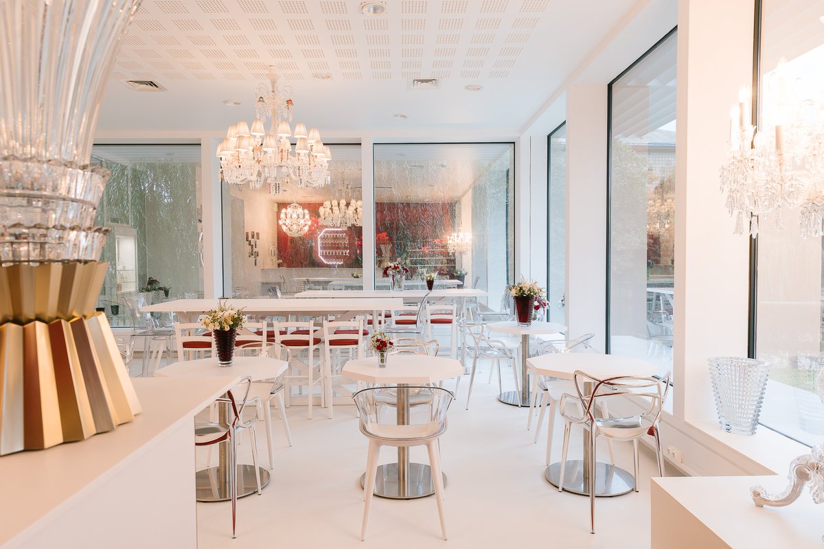 A delicious break awaits at #Baccarat Café Collection & its crystal garden, a tearoom with a light menu serving revisited regional gastronomy. Each bite is a journey into French gastronomy, surrounded by enchanting crystal pieces. Plan your rendez-vous on.baccarat.com/cafecollection