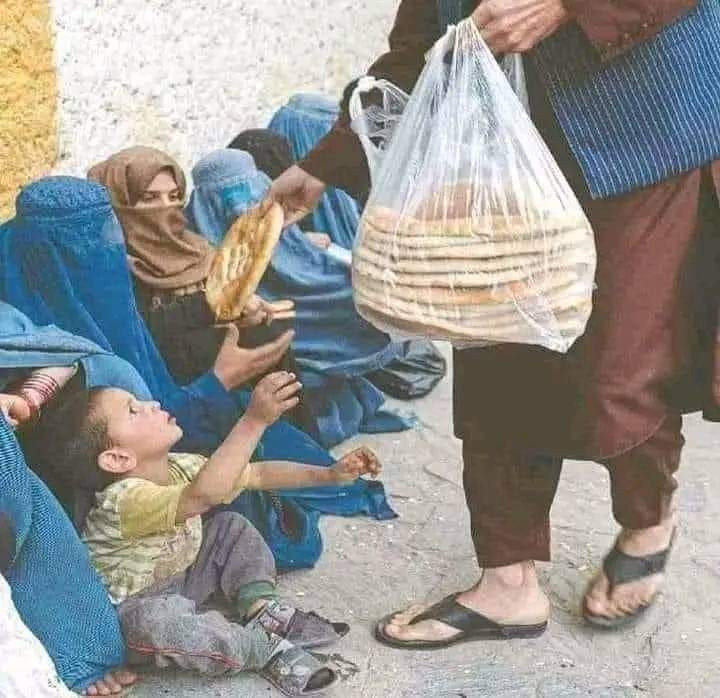 اس روٹی کی خاطر انسان دن رات اک کر دیتا ہے 
غربت مرد کو ننگا کر دیتی ہے اور پیسا عورت کو ننگا کر دیتا ہے 
#sadness #SaddaPunjab