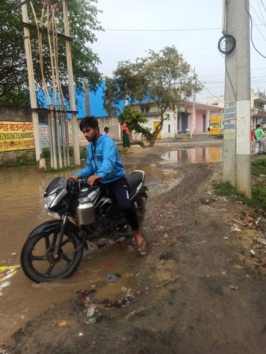 vishaljohri17's tweet photo. This has been the condition of the only road towards vardan multispeciality hospital for over 2yrs due to sewage water which can cause serious illness in the nearby areas. it is very difficult for the patients to visit the hospital. Kindly take action @GzbNagarNigam @myogioffice https://t.co/gcaTCaj9Qa