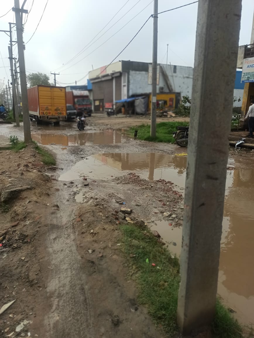 vishaljohri17's tweet photo. This has been the condition of the only road towards vardan multispeciality hospital for over 2yrs due to sewage water which can cause serious illness in the nearby areas. it is very difficult for the patients to visit the hospital. Kindly take action @GzbNagarNigam @myogioffice https://t.co/gcaTCaj9Qa