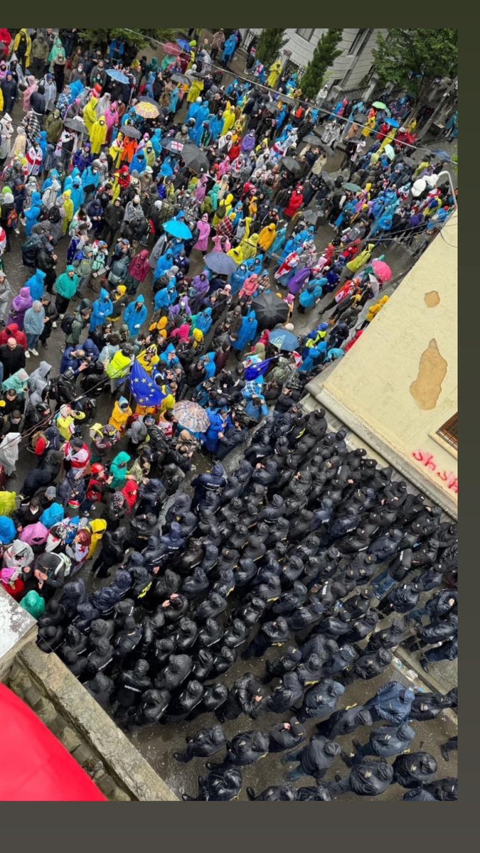 Choose your side: “The light shines in the darkness, and the darkness has not overcome it”

🇬🇪🇪🇺⚡️