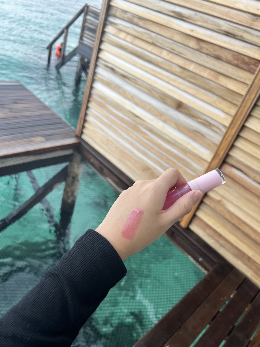 secretlyfura's tweet photo. The hype about this local Lip Oil bukan sekadar hypeeeee. It’s really good. 

I pakai kat pipi, ada glowing pink blush effect. Kat bibir, jadi pinkish tint. It’s honestly SO CUTE 😫🎀💗 Brand Flonerch, go search for it!! https://t.co/NUtpwaHZwS