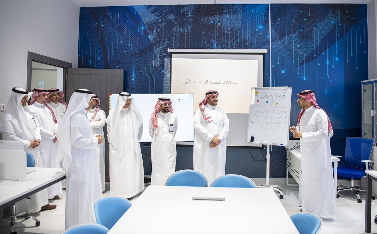 بحث وابتكار |

وفد وزارة التعليم بحضور وكيل الوزارة للتخطيط والتطوير، وأمين إدارات التعليم، يطلع على مركز الدكتور عبدالرحمن المشيقح للبحث العلمي والابتكار، في #تعليم_القصيم، الذي يستهدف تطوير مهارات البحث العلمي للطلاب والطالبات.