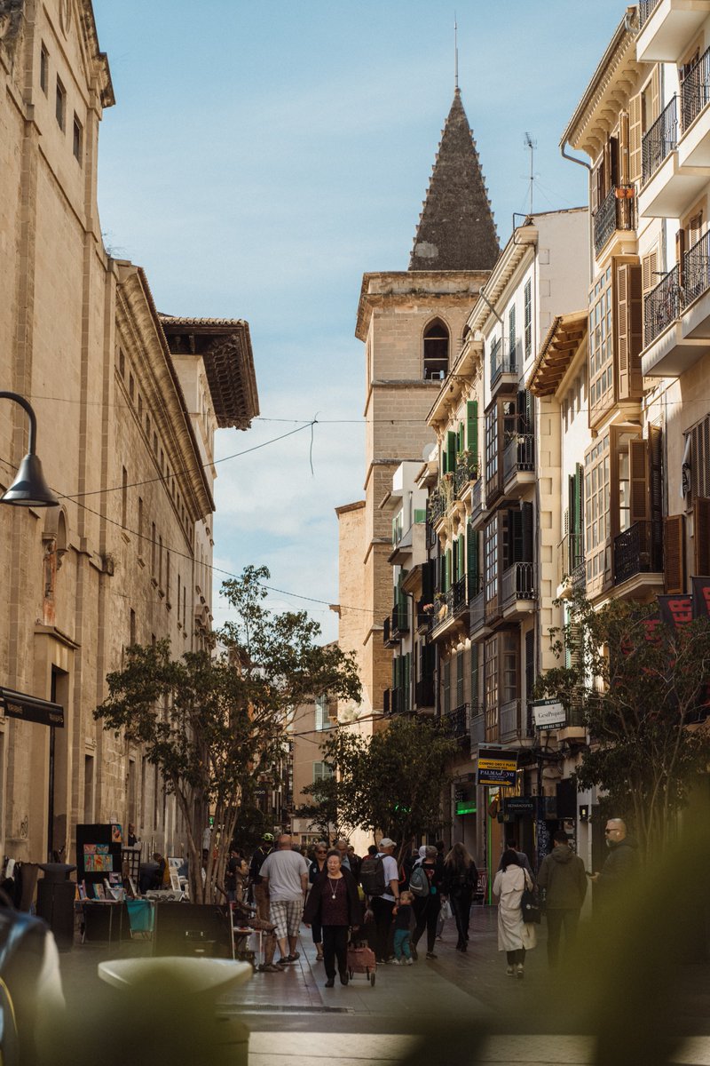 Esta es una de las zonas comerciales más tradicionales de Palma. Comercios para todos los gustos, museos, iglesias llenas de historia, hoteles con mucho encanto y bares en los que hacer una parada para reponer fuerzas y descubrir la esencia de una ciudad que enamora😍 #VISITPALMA