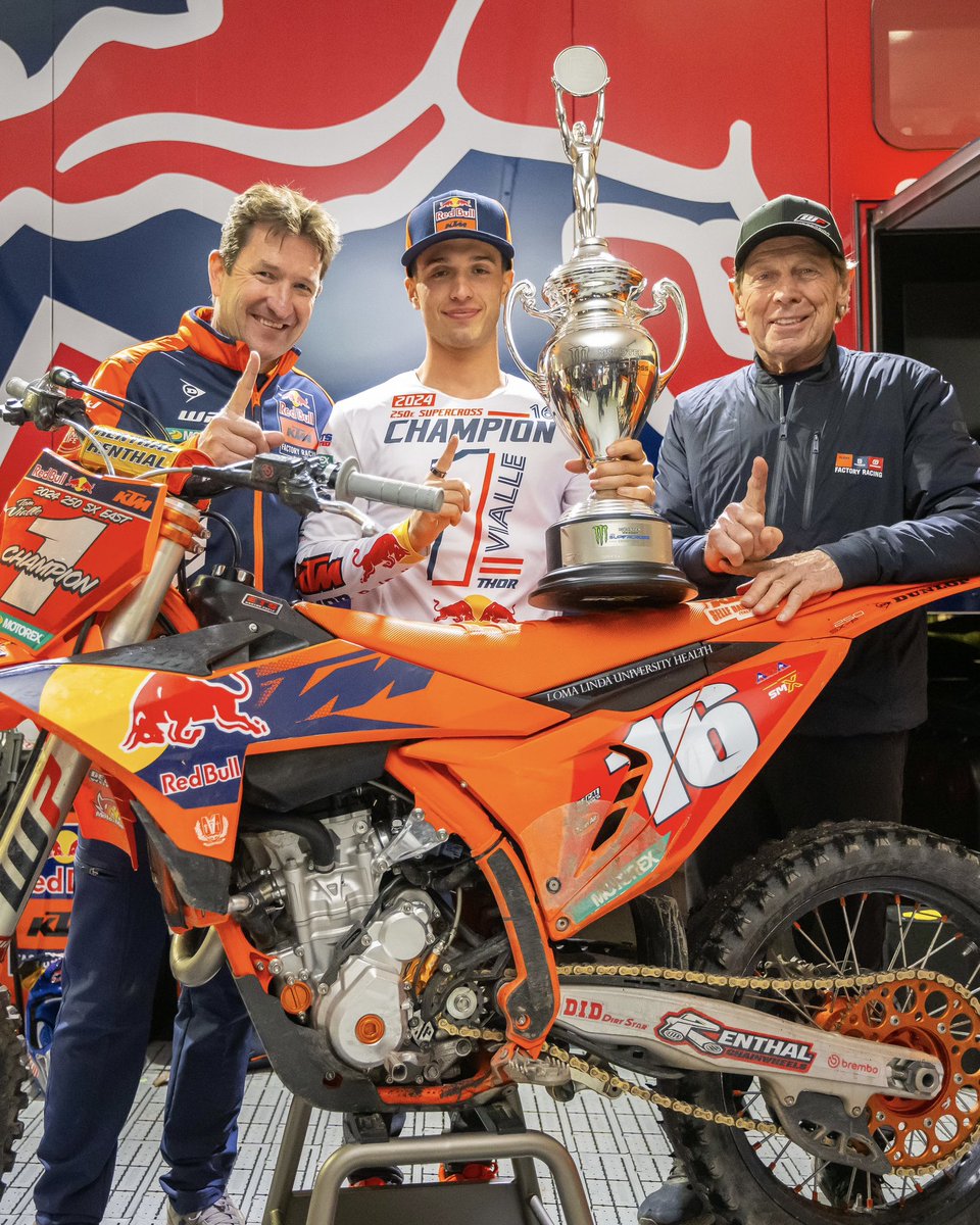 Congratulations to Red Bull KTM Factory Racing and Rockstar Energy Husqvarna Factory Racing on their 250SX championships! 🏆🤝 We followed along across social media, as well as post-race PR all season long. #ForemostMedia #KTMFactoryRacing #HusqvarnaFactoryRacing #Supercross #SMX