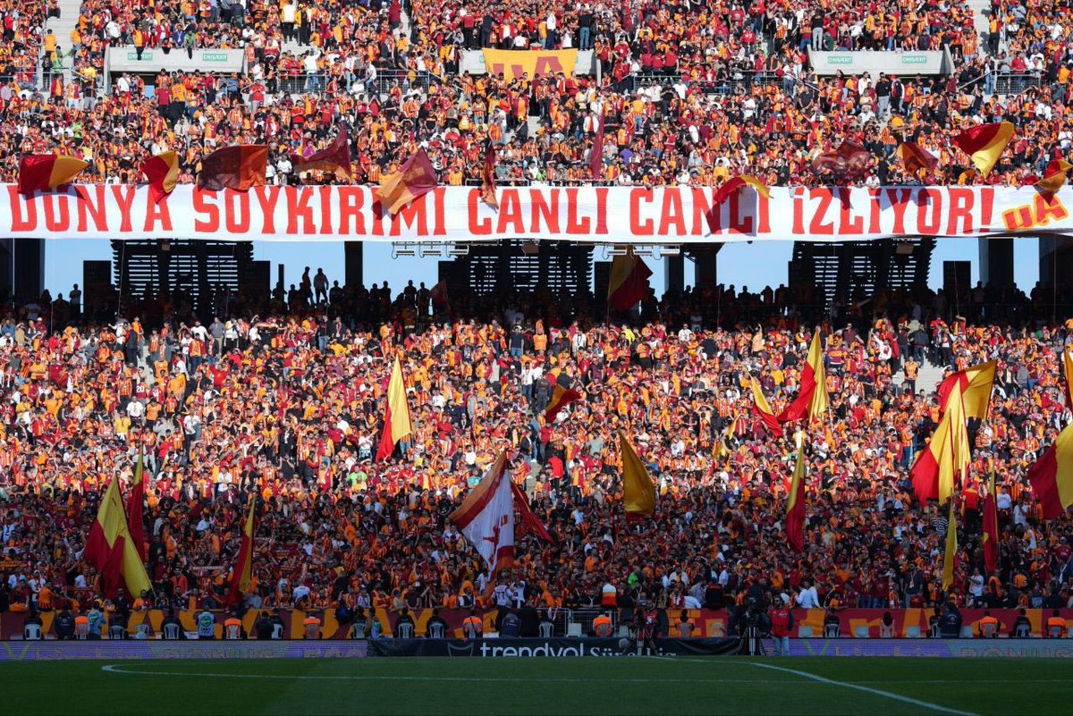 Belki de şampiyon olacağın maçta tüm tribünü Filistin pankartlarıyla donatan birilerinin olması... Takımımla bir kez daha gurur duydum. Yürekten tebrikler ultrAslan 👏