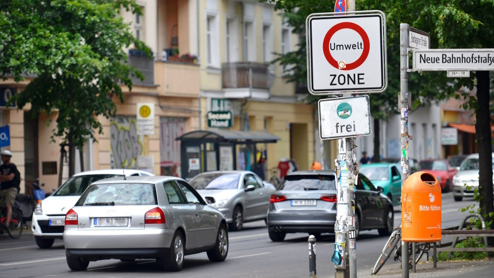 “13% reduction in #Asthma in children born in an urban #LowEmissionZone”: an empirical study led by Hannah Klauber (@MCC_Berlin) breaks new ground in evaluating environmenttal & #ClimatePolicy. Relevant also for more far-reaching driving bans. @AEAjournals mcc-berlin.net/en/news/inform…
