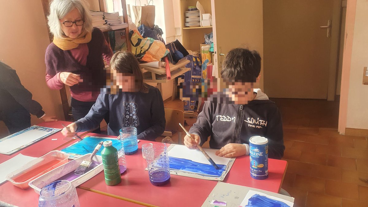 En Arts visuels les élèves de CM1/ CM2 ont peint des fonds avec de la gouache diluée, saupoudrée de sel fin.
Les résultats après séchage et le passage du papier abrasif sont surprenants .
 #écolesainteanne #Uzès #artsvisuels