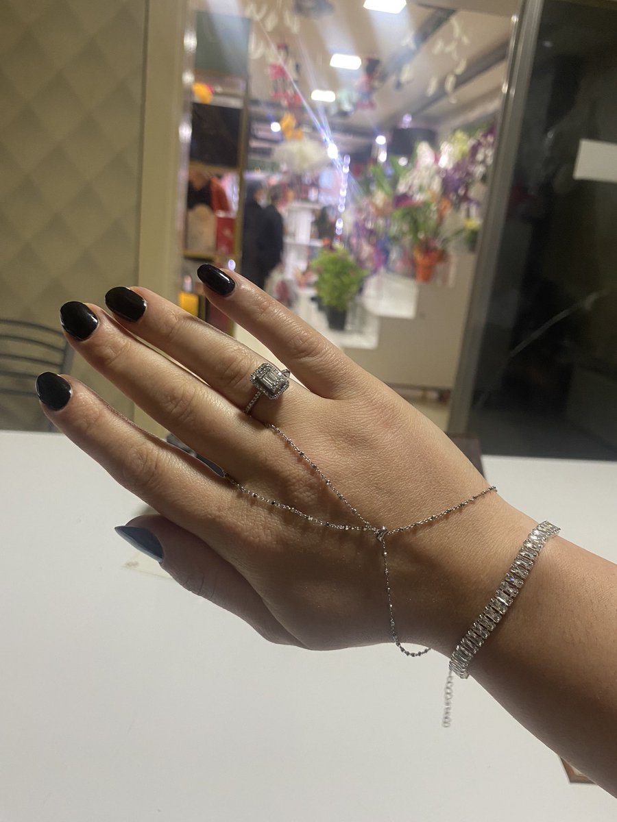 mb_queen17's tweet photo. Şunun şurasında protez tırnak kullanmayan kaç kişi kaldık ki 🥲 https://t.co/fjS1gSbRmE