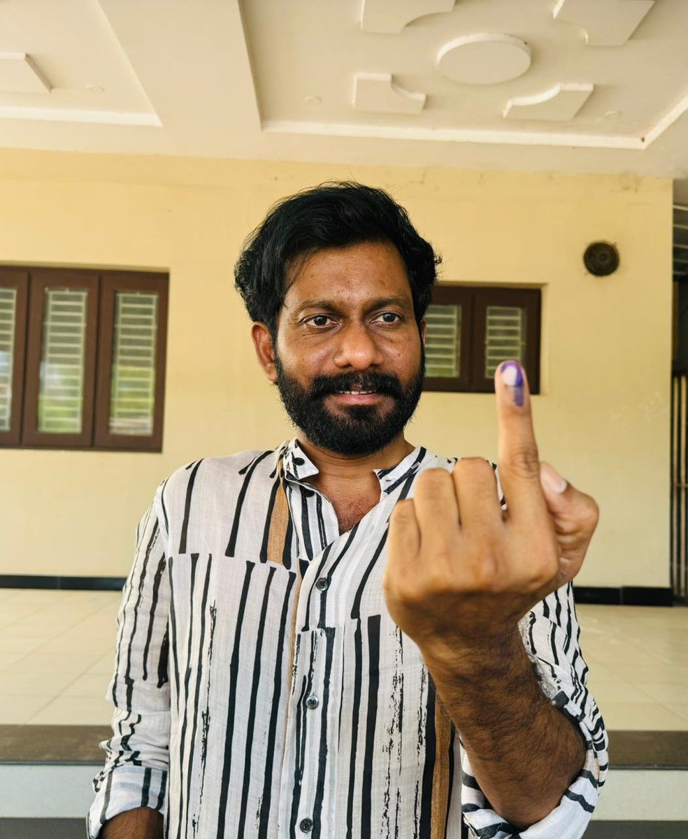 పిఠాపురం లో తన ఓటు హక్కు వినియోగించుకున్న దర్శకుడు @BuchiBabuSana 🗳️ #AndhraPradeshElections2024