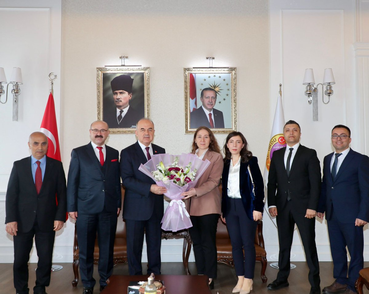 Valimiz Sayın Muammer Erol, 13-19 Mayıs tarihleri arasında kutlanacak olan Sosyal Güvenlik Haftası münasebetiyle SGK İl Müdürü Mehmet Yaşar Günay başkanlığındaki heyeti kabul ederek, Sosyal Güvenlik Haftasını kutladı. Hafta boyunca yapılacak etkinlik ve faaliyetler hakkında bilgi…