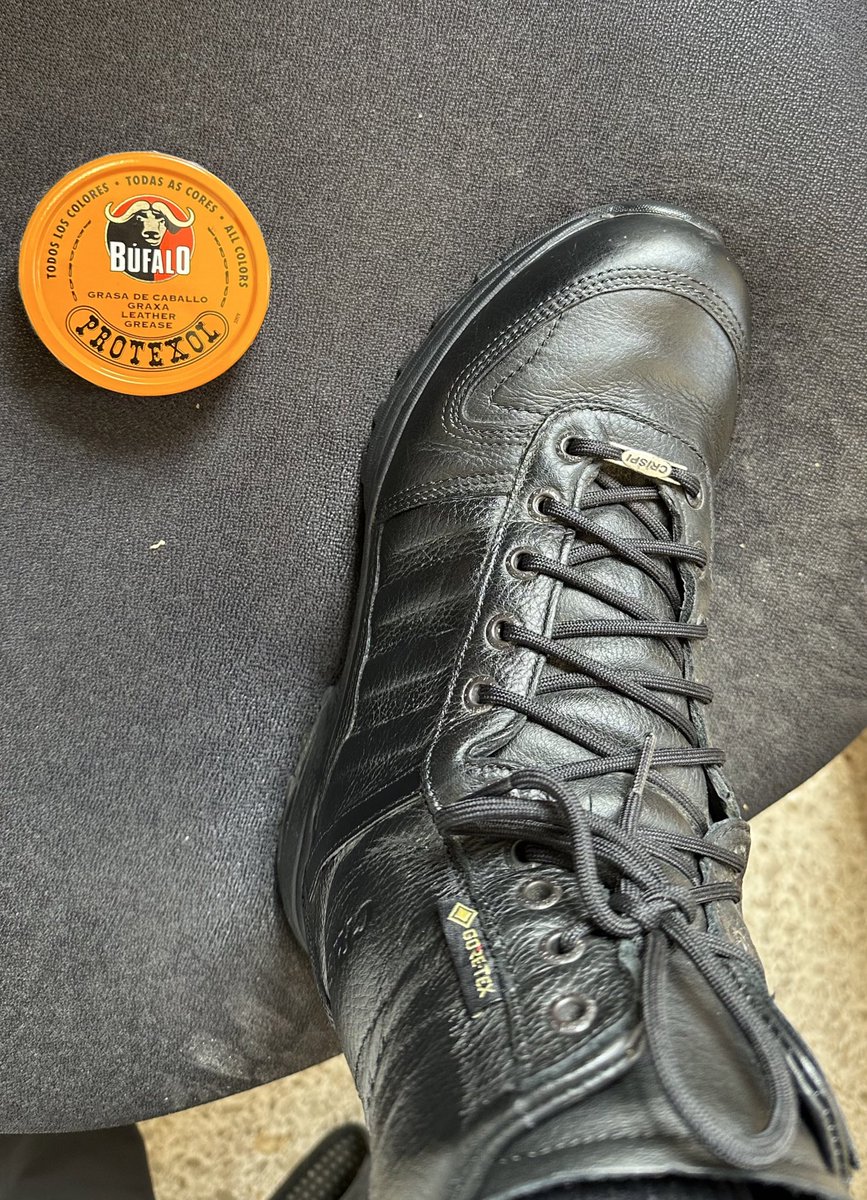 Elliotthidalgo1's tweet photo. Un buen calzado debe de ser cuidado y tratado. 🧼#crispisince1975 #goretex #bufalo @crispisince1975 https://t.co/rMKbF5kHAn