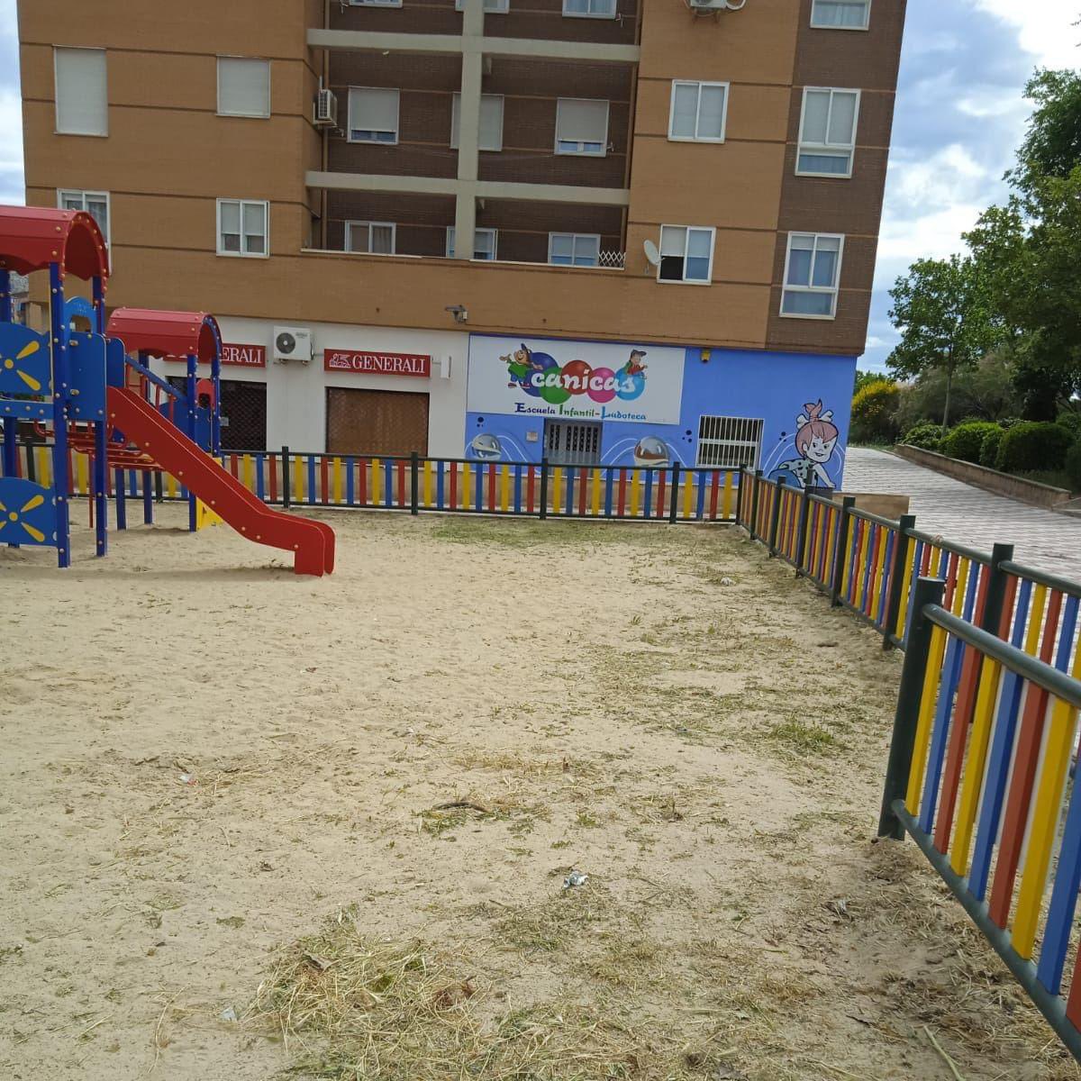 Los operarios del @aytocuenca han concluido la limpieza y el desbroce del parque infantil de la zona residencial San Antonio.