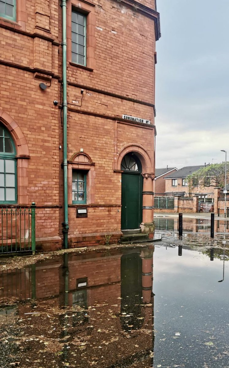 Lake Coronation Street has briefly returned after last night’s downpour ⛈️ the large puddle offers a moment for reflection this Monday morning🪞😉 (before we clear the drains! 🍂)